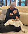 Jelang melahirkan anak kedua, Aurel Hermansyah gelar kajian Islam yang dihadiri keluarga dan kerabat. Di antara tamu undangan yang hadir, gaya Ameena Atta yang menggemaskan tuai sorotan [@krisdayantilemos]