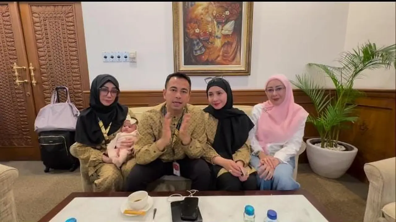 Raffi Ahmad dan Nagita Slavina Berangkat Naik Haji Bersama, Tidak Lupa Pamit ke Tiga Anaknya, yaitu Rafathar, Rayyanza, dan Lily (Instagram.com/Raffinagita1717)