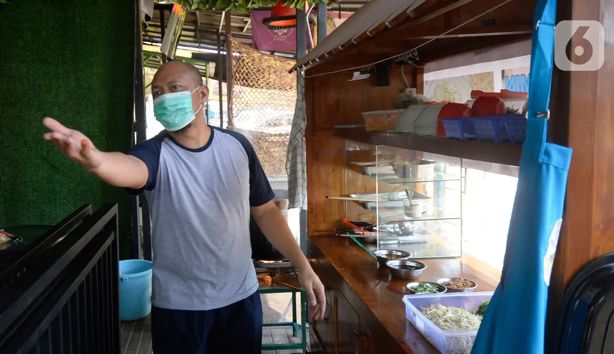 Megah Putra Perkasa, pilot komersial maskapai nasional di Tanah Air, melayani pembeli mie ayam di kiosnya Kawasan BSD City, Tangsel, Rabu (12/8/2020). Masa pandemi yang membuat jasa penerbangan harus terhenti ini membuat Megah Putra banting setir menjadi penjual mie ayam. (merdeka.com/Dwi Narwoko)