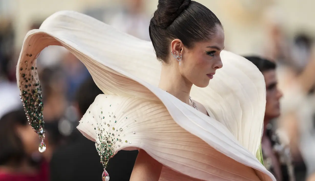 Rambutnya yang hitam ditata dengan gaya cepol rumit ala Cressida Cowper.  (Photo by Scott A Garfitt/Invision/AP)