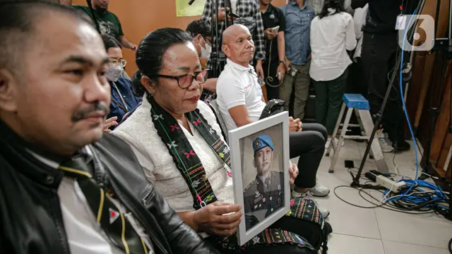 Hadiri Sidang Vonis Ferdy Sambo, Ibunda Brigadir J Bawa Foto Sang Anak