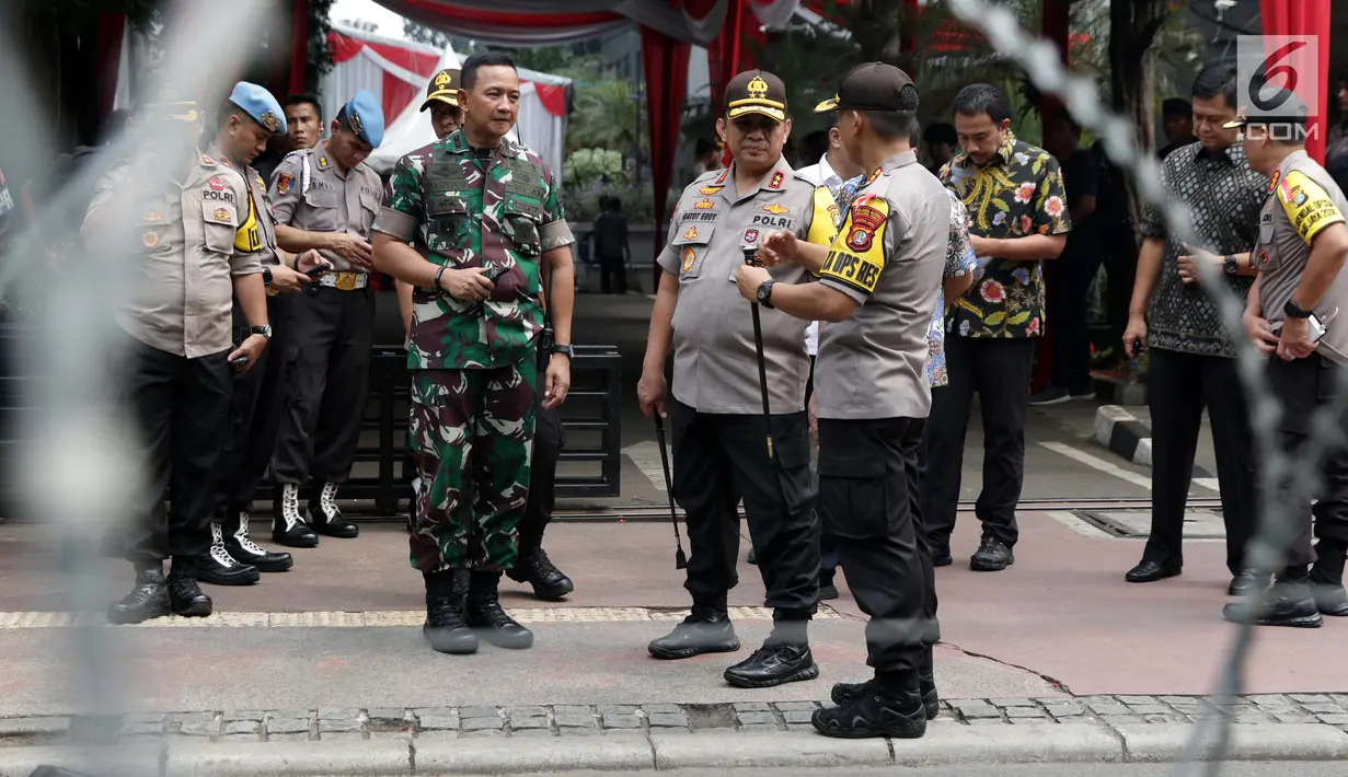 Kapolda Metro Jaya Irjen Pol Gatot Eddy Pramono (tengah) saat meninjau situasi dan kondisi pengamanan sekitar gedung Mahkamah Konstitusi, Jakarta, Jumat (14/6/2019). Ribuan aparat gabungan menjaga keamanan sidang perselisihan Pilpers 2019. (Liputan6.com/Helmi Fithriansyah)