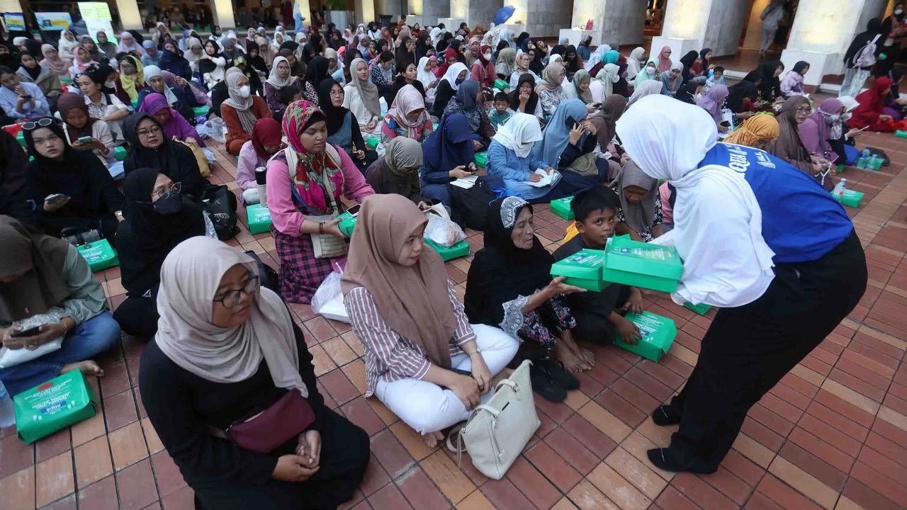 FOTO: Ribuan Jemaah Berbuka Puasa di Masjid Istiqlal pada Hari Pertama Ramadan