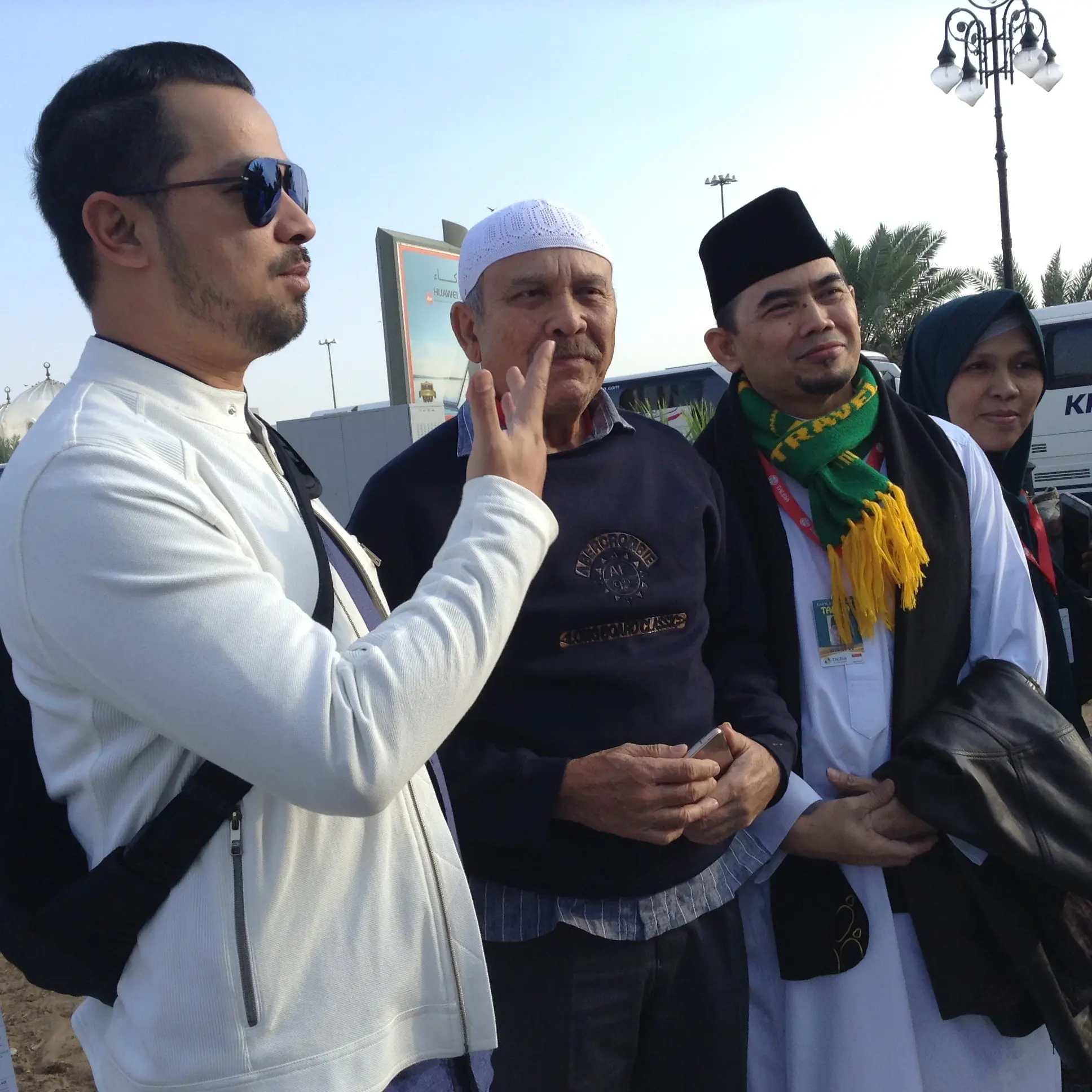 Sutan Djorghi menjadi pembimbing umrah dadakan (Foto: Telni Rusmitantri)