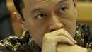 Menteri Perdagangan,Thomas Trikasih Lembong mengikuti Raker dengan Komisi VI DPR di Kompleks Parlemen,Jakarta, (3/2). Lembong menyebut program revitalisasi sangat penting agar pasar tradisional bisa bersaing dengan pasar modern. (Liputan6.com/JohanTallo)