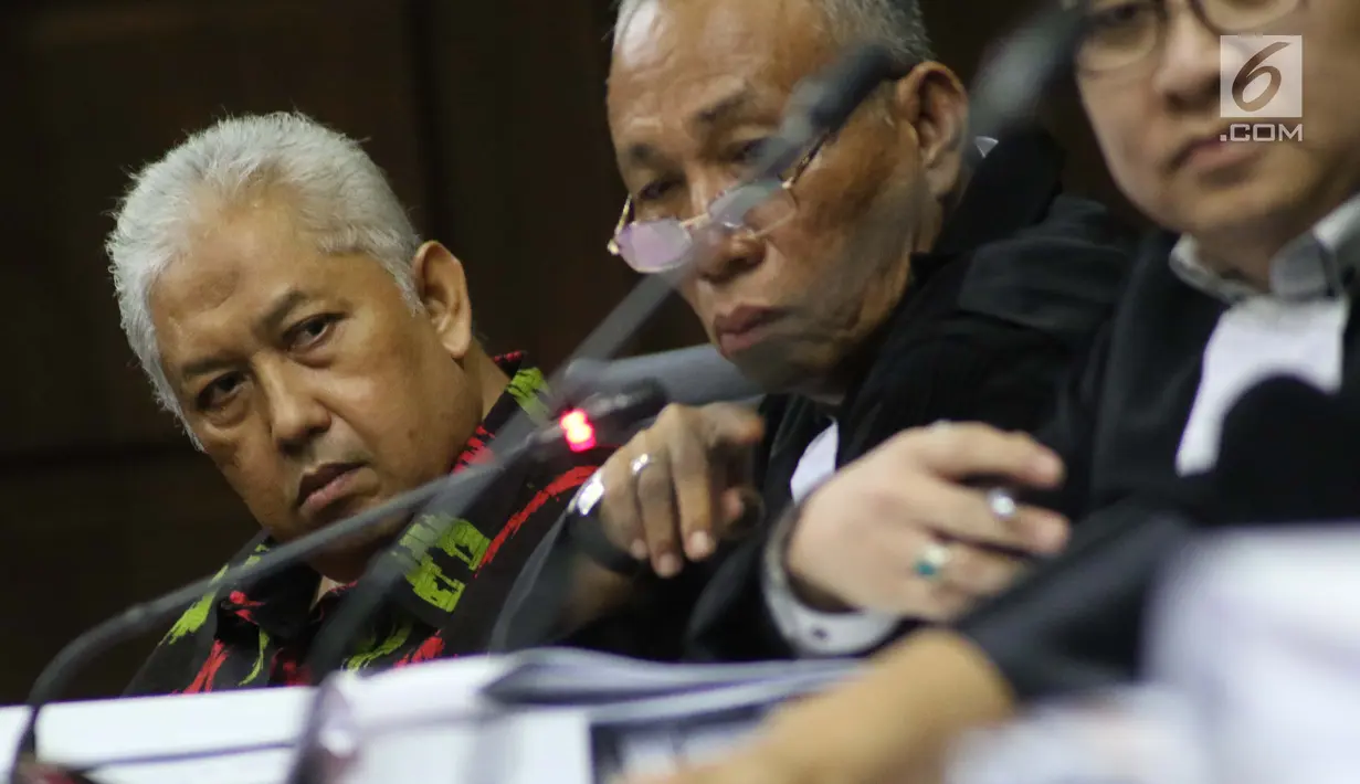 Terdakwa suap terkait penambahan anggaran pengadaan satelit monitoring dan drone Bakamla, Erwin Syaaf Arief menyimak keterangan saksi pada sidang lanjutan di Pengadilan Tipikor, Jakarta, Kamis (22/8/2019). Sidang mendengar kesaksian Fayakhun Andriadi. (Liputan6.com/Helmi Fithriansyah)
