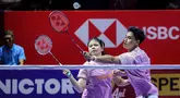 Pebulu tangkis ganda campuran Indonesia, Felisha Alberta Pasaribu/Jafar Hidayatullah berusaha mengembalikan kok ke arah pasangan Malaysia, Wong Tien Ci/Lim Chiew Sien dalam laga 32 besar Indonesia Open 2025 di Istora Senayan, Jakarta, Selasa (03/06/2025). (Bola.com/Bagaskara Lazuardi)