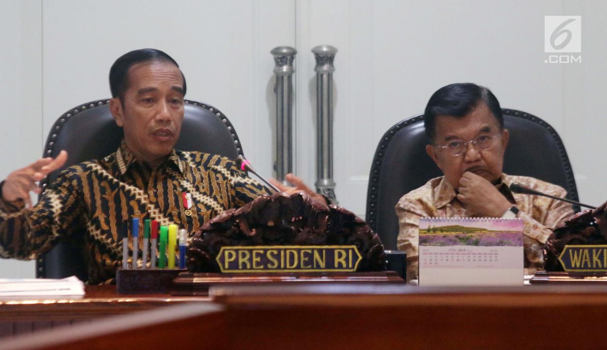 Presiden Joko Widodo atau Jokowi (kiri) didampingi Wakil Presiden Jusuf Kalla saat memimpin rapat terbatas (ratas) di Kantor Presiden, Jakarta, Senin (29/4/2019). Ratas membahas tindak lanjut rencana pemindahan ibu kota. (Liputan6.com/HO/Radi)
