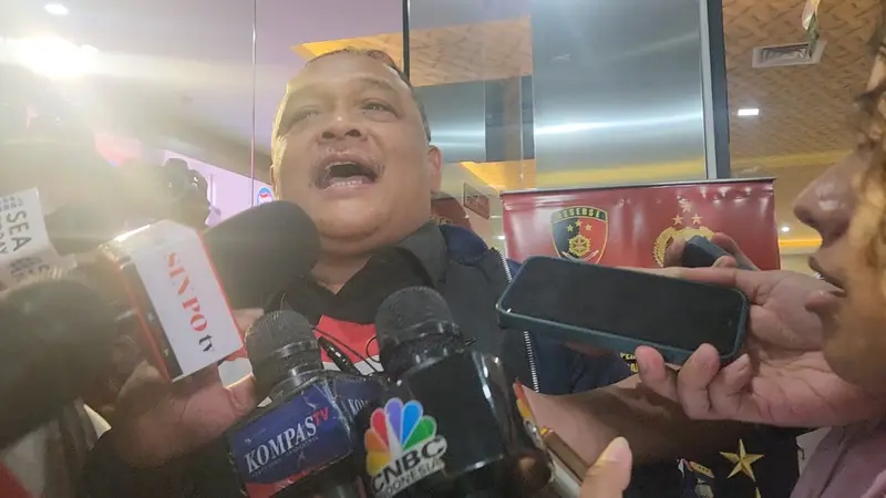 Kepala Badan Perlindungan Pekerja Migran Indonesia (BP2MI) Benny Rhamdani tiba di Mabes Polri, Jakarta Selatan, Senin (39/7/2024). (Merdeka.com/Bachtiarudin Alam)