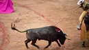 Seorang matador menusukkan tombaknya ke seekor banteng dalam saat bertarung dalam Festival San Fermin, Pamplona, Spanyol, Selasa (9/7/2019). (AP Photo/Alvaro Barrientos)