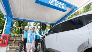 General Manager PLN UID Sulselrabar Edyansyah (kanan) dan Senior Manager Niaga dan Manajemen Pelanggan, Yuli Ashaniais (tengah) saat melakukan pengecekan SPKLU Kantor PLN UID Sulselrabar (Antara)