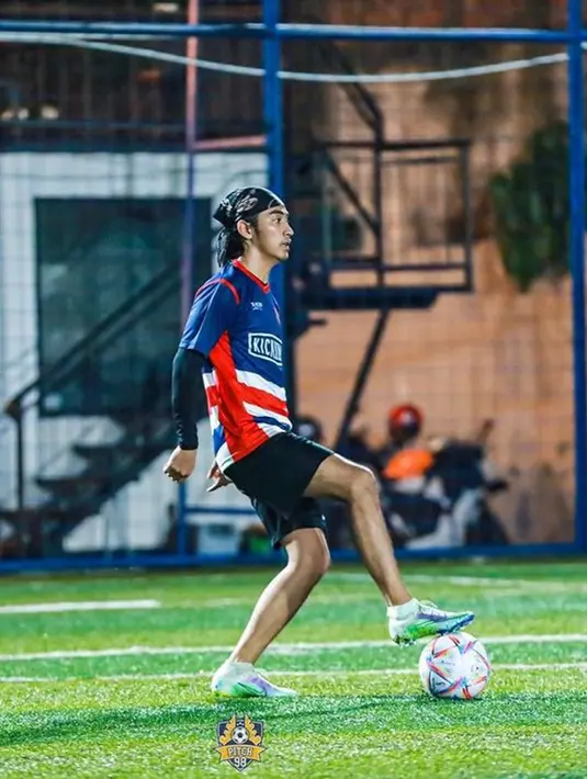 Selain disibukkan dengan syuting dan bernyanyi, pria 21 tahun ini menghabiskan waktu luangnya untuk bermain sepakbola. Postur tubuhnya yang tinggi, membuat Abidzar tampak keren dalam balutan kaus jersey. (Liputan6.com/IG/@abidzar73)