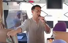 Momen Afgan Mendadak Diminta Nyanyi Sesama Jemaah Haji, Suaranya Tetap Merdu Walau Cuma Pakai Mic Bus