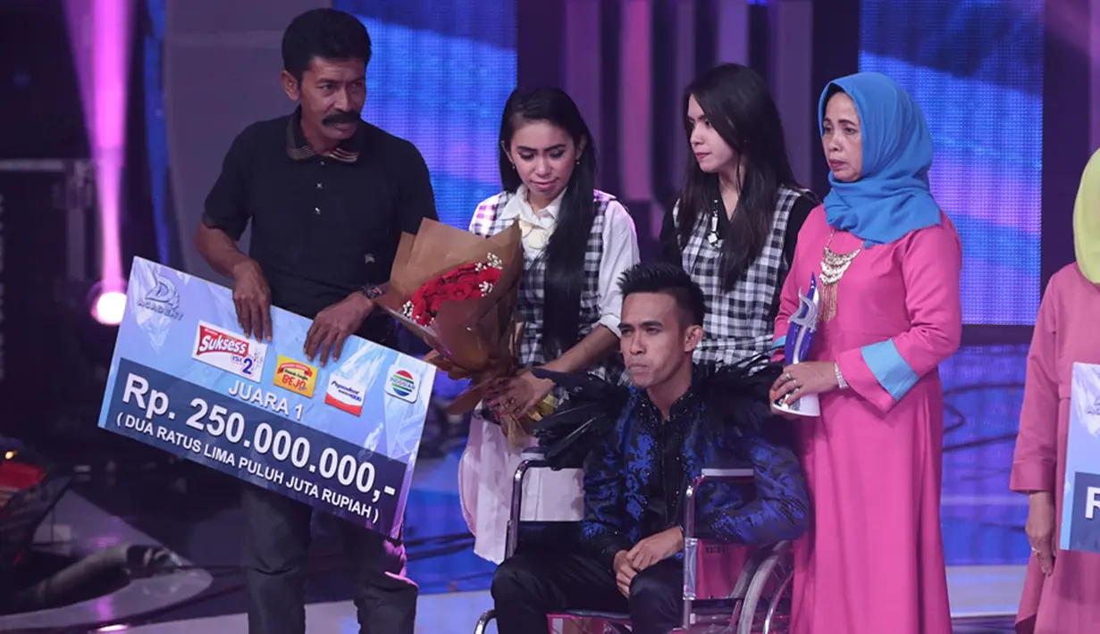 "Selamat Fildan menjadi juara Dangdut Academy 4 (DA4) dengan raihan sms tertinggi," ucap host Ramzi di atas panggung. (Deki Prayoga/Bintang.com)