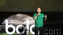 Pemimpin Redaksi Liputan6.com Mohamad Teguh memberikan ucapan selamat saat syukuran peluncuran bola.com. (Arief Bagus/bola.com)