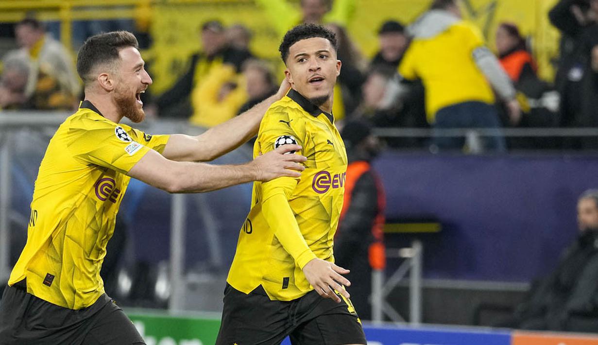 Pemain Borussia Dortmund, Jadon Sancho, melakukan selebrasi setelah mencetak gol ke gawang PSV Eindhoven pada laga leg kedua babak 16 besar Liga Champions di Stadion Signal Iduna Park, Rabu (13/3/2024). (AP Photo/Martin Meissner)