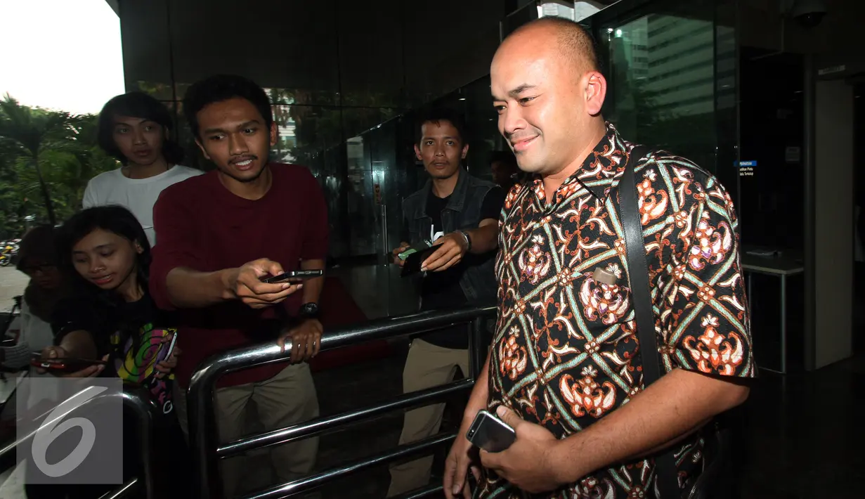Teguh Hendrawan usai menjalani pemeriksaan di KPK, Jakarta, Rabu (13/7). Teguh Hendrawan diperiksa terkait kasus dugaan TPPU pembahasan Rancangan Peraturan Daerah Kawasan Tata Ruang Kawasan Strategis Pantai Jakarta Utara. (Liputan6.com/Johan Tallo)