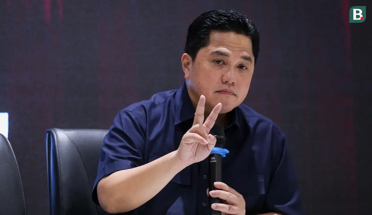 <p>Ketua Umum PSSI, Erick Thohir memberikan keterangan kepada wartawan saat konferensi pers perihal pembentukan Satgas PSSI yang berlangsung di GBK Arena, Senayan, Jakarta, Jumat (28/04/2023). (Bola.com/Bagaskara Lazuardi)</p>