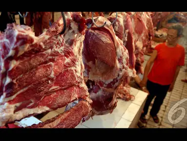 Sepekan menjelang hari raya Idul Fitri, harga daging sapi di pasar tradisional terus mengalami kenaikan (Liputan6.com/Miftahul Hayat)