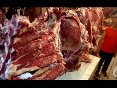Sepekan menjelang hari raya Idul Fitri, harga daging sapi di pasar tradisional terus mengalami kenaikan (Liputan6.com/Miftahul Hayat)