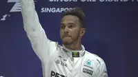 Lewis Hamilton mengaku beruntung bisa keluar sebagai juara pada balapan F1 GP Singapura di Sirkuit Marina Bay, Minggu (17/9/2017). (Twitter/F1)