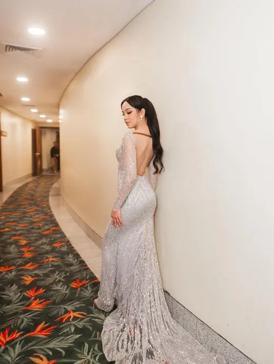Gaun lainnya rancangan Anaz memiliki warna silver yang mewah. Bagian belakang terbuka membuat tampilan Lyodra semakin istimewa. [Foto: Instagram @lyodraofficial]