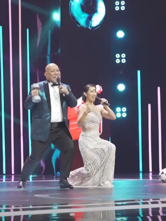 Gaun tersebut tak menghalangi ibu empat anak ini peragakan gerakan olahraga bersama Indro Warkop  [@jenniferbachdim]