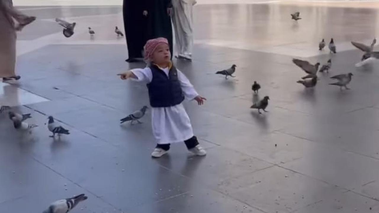 Potret Baby Issa yang tampil mengenakan sorban langsung mencuri perhatian para netizen.&nbsp;<br>
