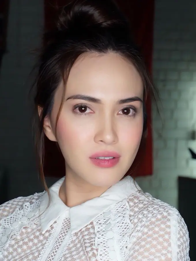 [Bintang] Pretty in Pink, Shandy Aulia dengan Dominasi Makeup Pastel yang Flirty