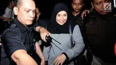 Istri Bupati Nganjuk, Ita Triwibawati saat meninggalkan gedung KPK Jakarta, Kamis (26/10). KPK menyatakan untuk sementara Ita Triwibawati tidak terlibat dalam kasus dugaan suap yang melibatkan suaminya, Taufiqurrahman. (Liputan6.com/Helmi Fithriansyah)