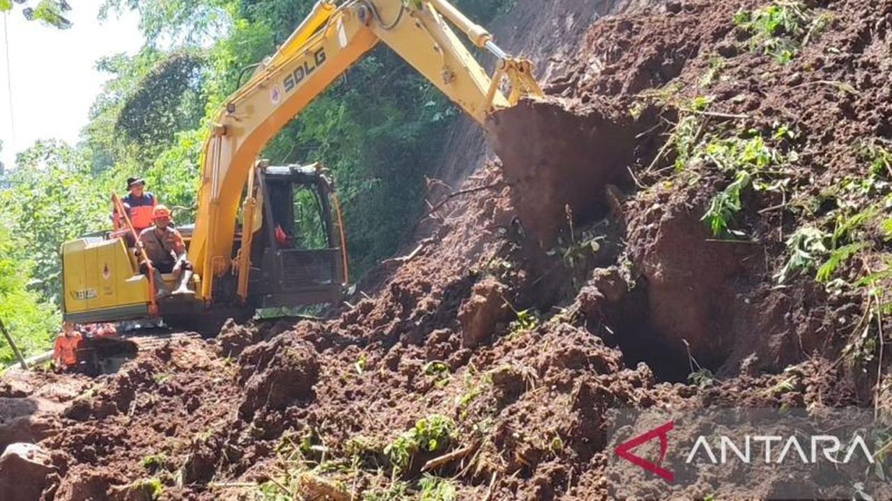 BPBD Sumedang Kerahkan Alat Berat Tangani Longsor di Tiga Titik Akses Jalan
