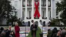 Presiden Amerika Serikat (AS), Joe Biden memberikan sambutan pada acara Hari AIDS Sedunia di South Lawn Gedung Putih, Washington DC pada tanggal 1 Desember 2024. (Annabelle Gordon/Getty Images North America/Getty Images via AFP)