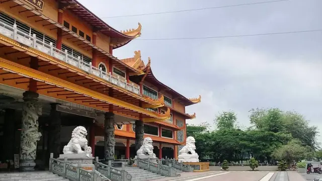 Maha Vihara Maitreya Cemara Asri, Medan