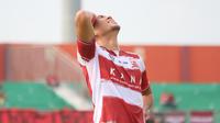 Pemain Madura United, Reva Adi Utama kecewa gagal memberikan umpan silang sempurna saat timnya bersua Persis Solo di BRI Liga 1 2022/2023 hari Senin (06/02/2023). (Wahyu Pratama/Bola.com)