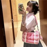 Dukung UMKM tanpa endorse, Fuji tampil memukau dengan tas kasur.