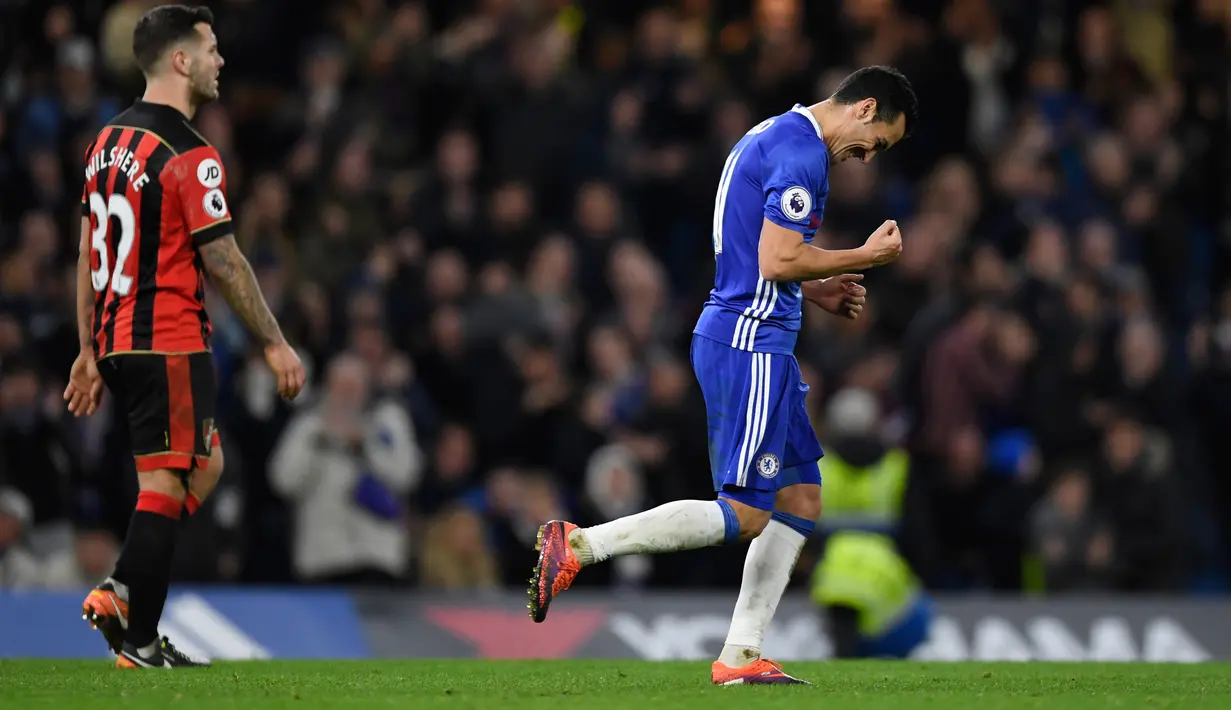 Penyerang Chelsea, Pedro melakukan selebrasi usai mencetak gol keduanya ke gawang Bournemouth pada pertandingan Liga Inggris di Stamford Bridge, London, (26/12). Chelsea menang atas Bournemouth dengan skro 3-0. (Reuters/Tony O'Brien)