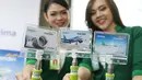 Pramugari menunjukan kartu e-mony berlogo pesawat Citilink saat peluncuran transaksi pembayaran dengan e-Money di Jakarta, Kamis (19/10). Uang elektronik ini membantu pelanggan memudahkan transaksi layanan produk penerbangan. (Liputan6.com/Angga Yuniar)