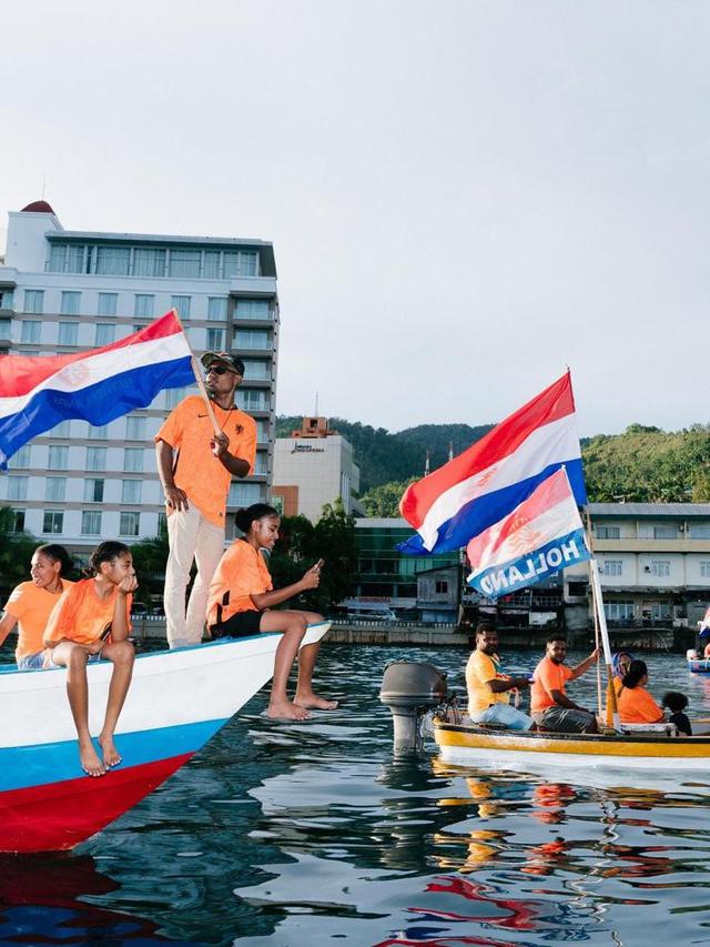 Fans Timnas Belanda di Jayapura, Papua.