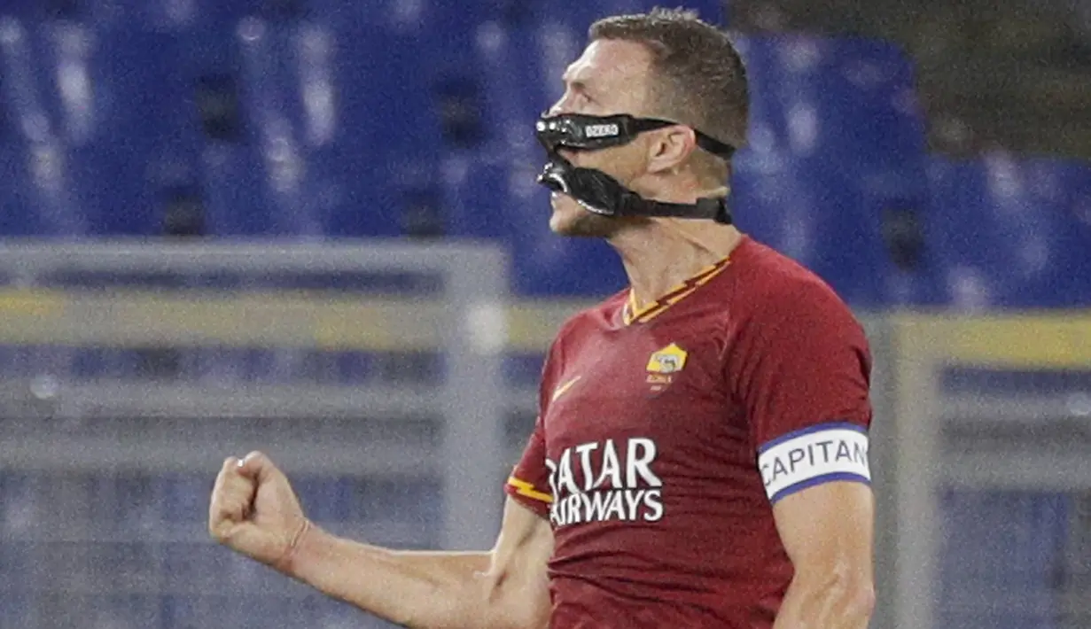 Penyerang AS Roma, Edin Dzeko berselebrasi usai mencetak gol ke gawang AC Milan pada pertandingan Lanjutan Liga Serie A Italia di Stadion Olimpiade Roma (28/10/2019). AS Roma menang tipis 2-1 atas AC Milan. (AP Photo/Andrew Medichini)