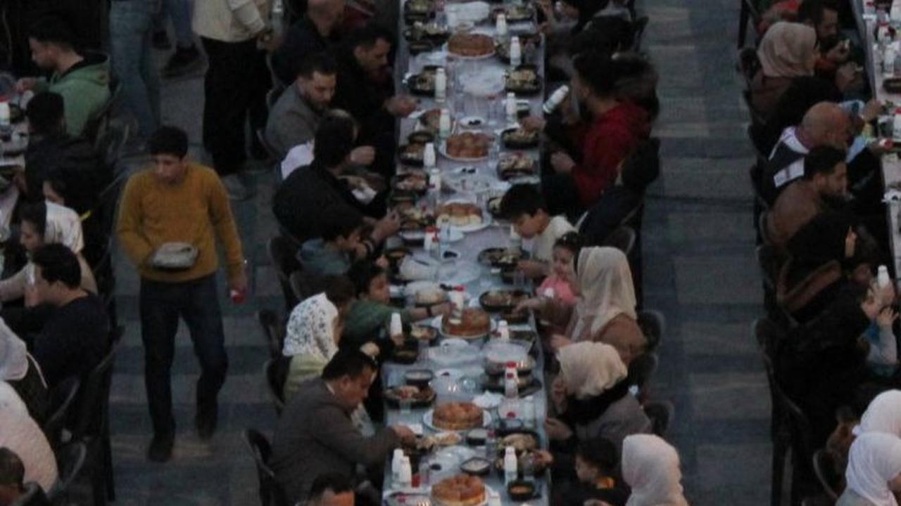 Acara buka puasa bersama ini menandai pertemuan komunal pertama di Masjid Umayyah Aleppo dalam 12 tahun terakhir sebelum perang saudara meletus.&nbsp;REUTERS/Firas Makdesi
