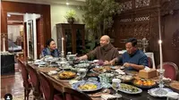 Prabwo Subianto bagikan momen makan malam bersama dengan anaknya, Didit Hediprasetyo dan mantan istri, Siti Hediati Haryadi. (Istimewa)