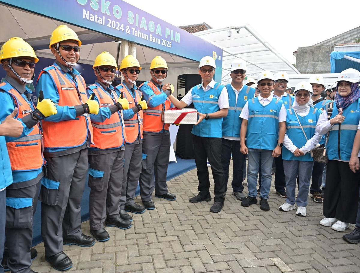 Direktur Utama PT PLN Darmawan Prasodjo Tinjau SPKLU Bandung