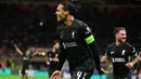 Virgil van Dijk membalik kedudukan pada menit ke-41. Liverpool unggul 2-1. (PIERO CRUCIATTI/AFP)