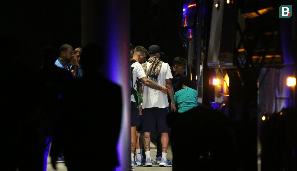 Suasana rombongan Timnas Argentina saat tiba di Hotel Fairmont, Jakarta, Jumat (16/6/2023) malam WIB. (Bola.com/Bagaskara Lazuardi)