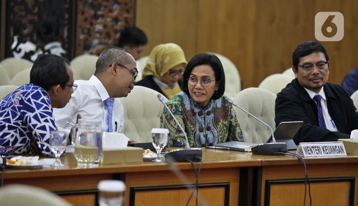 Menteri Keuangan Sri Mulyani (kedua kanan) berbincang saat rapat konsultasi dengan DPR di Ruang Pansus B, Kompleks Parlemen, Jakarta, Senin (16/12). Rapat diikuti oleh Menteri Keuangan, pimpinan DPR, Komisi XI, Komisi VII, dan Banggar. (Liputan6.com/Johan Tallo)