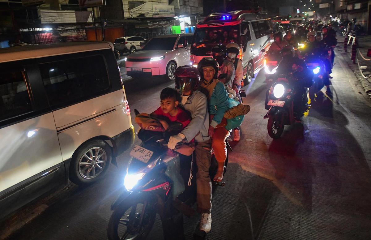 FOTO: Pemudik Padati Jalur Arteri Bekasi Cikampek