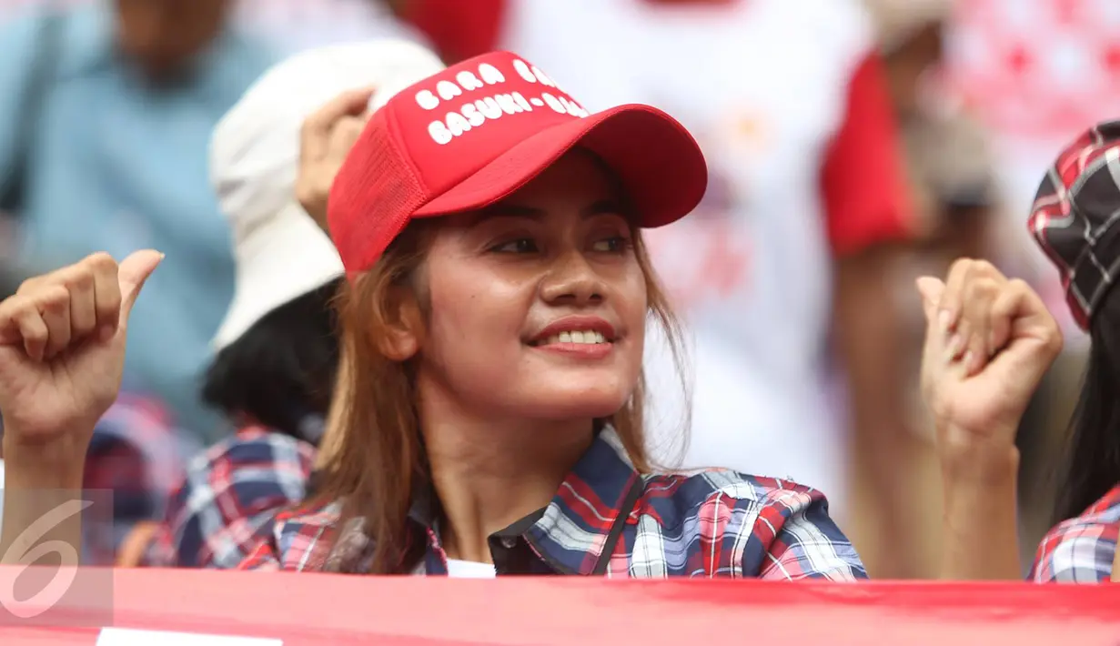 Seorang wanita pendukung Basuki Tjahaja Purnama (Ahok) asyik berjoget sambil meneriakan yel saat berlangsungnya sidang kasus dugaan penistaan agama di depan Gedung Kementerian Pertanian (Kementan), Jakarta, Selasa (31/1). (Liputan6.com/Immanuel Antonius)