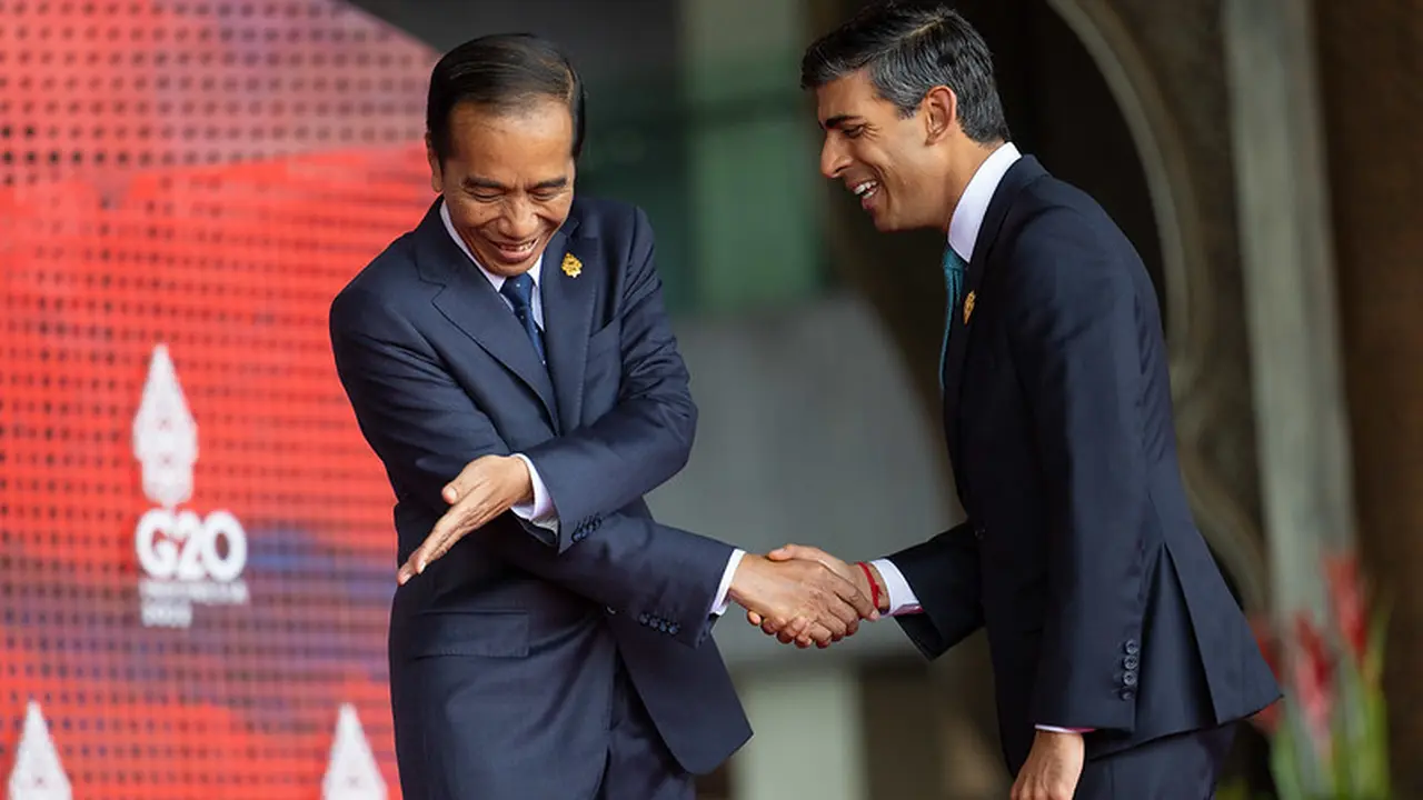 Presiden RI Joko Widodo di pembukaan KTT G20 Bali bersama PM Inggris Rishi Sunak.