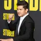 Aktor Iko Uwais melakukan gerakan pencak silat saat tiba menghadiri pemutaran perdana "Stuber" di Regal Cinemas LA Live di Los Angeles (10/7/2019). Iko Uwais tampil keren mengenakan setelan jas hitam. (AFP Photo/Nick Agro)