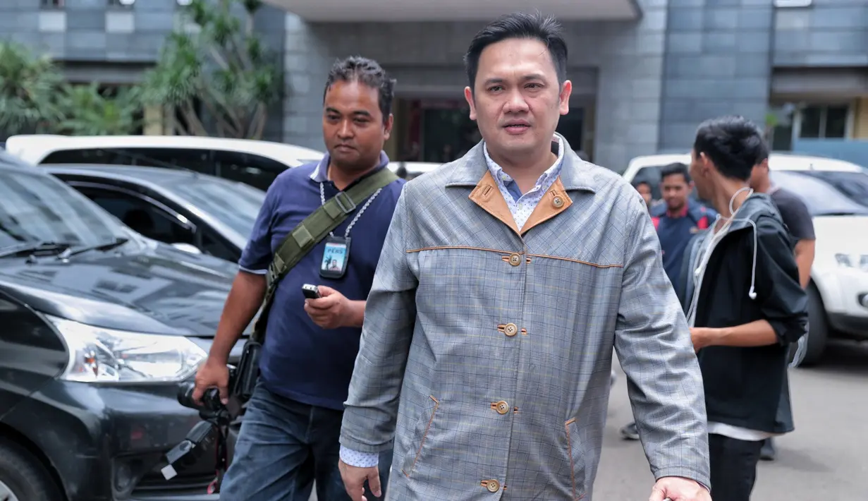 "Kalau bicara uang, emang Hotman punya berlian berapa? 10? Nggak ya, paling cuma satu. Pernah ngasih berlian ke siapa? Rumah ke siapa aja? Paling cuma satu," tuturnya. (Adrian Putra/Bintang.com)